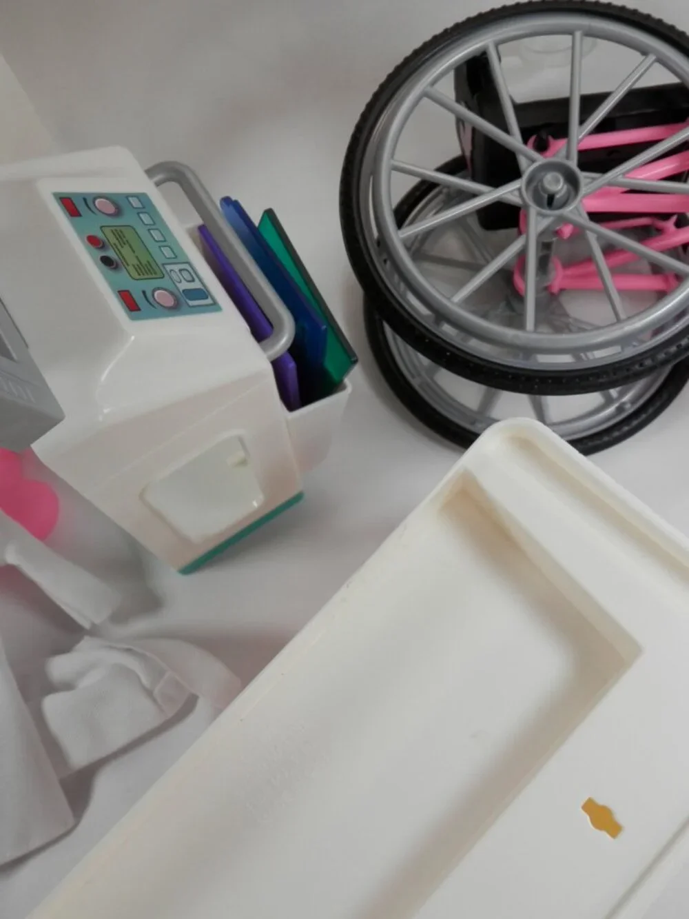 2020 Barbie Fast Cast Clinic Playset Doctor Office Hospital Medical Dough GTN61